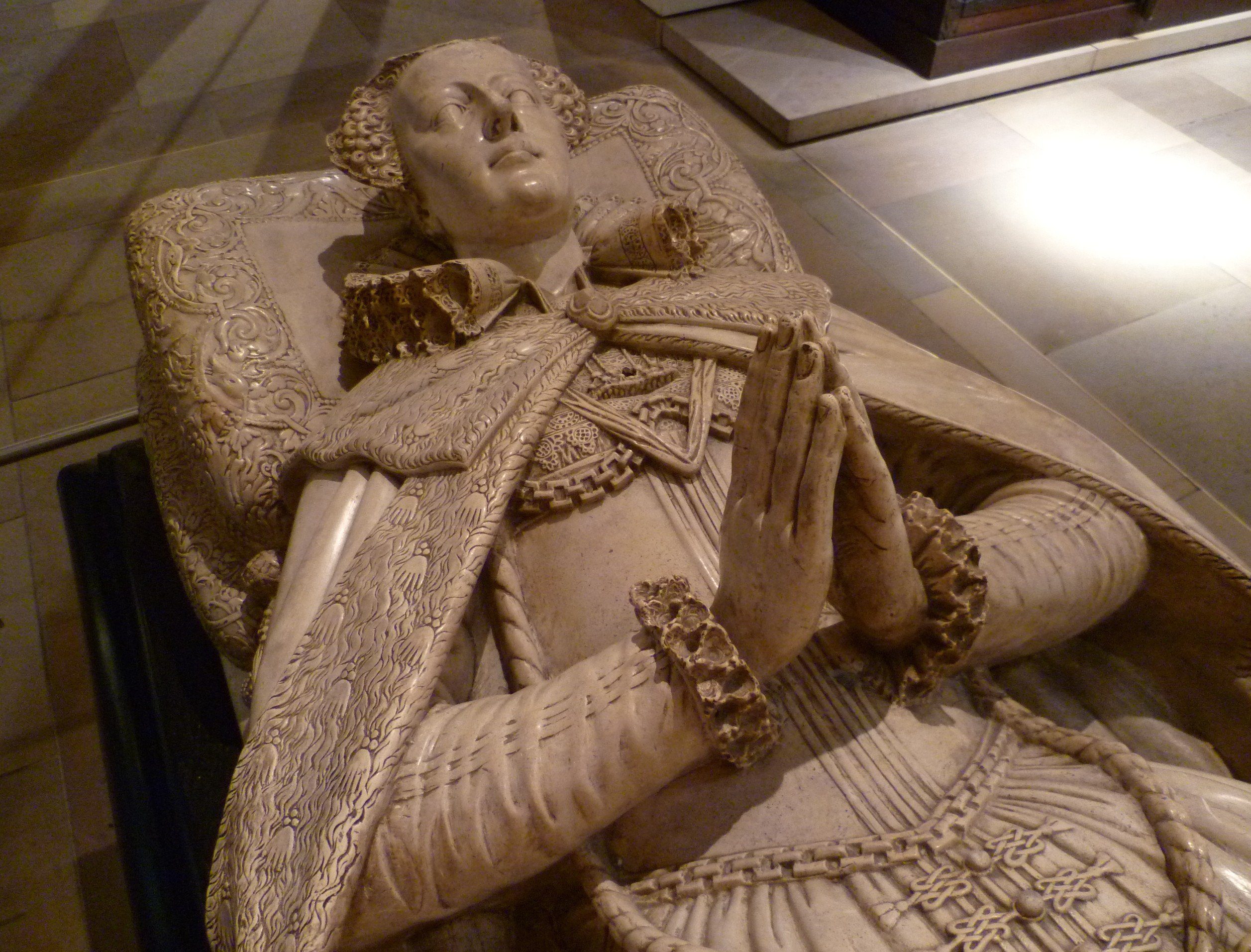 Tomb_effigy_of_Mary,_Queen_of_Scots_(copy)